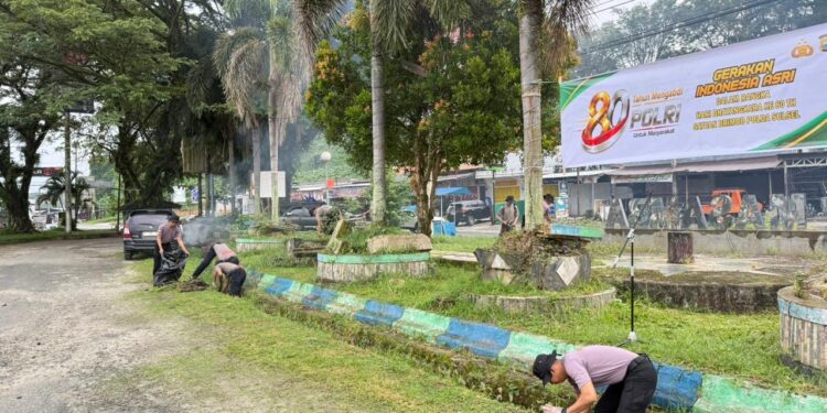Sambut HUT Bhayangkara ke-80, Batalyon D Pelopor Gelar Gerakan Indonesia Asri dan Penanaman Pohon di Pasar Sentral Masamba