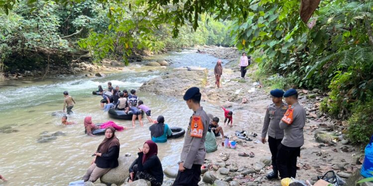 Personel Batalyon D Pelopor Laksanakan Patroli SAR di Objek Wisata Sungai Sulili untuk Antisipasi Potensi Keadaan Darurat
