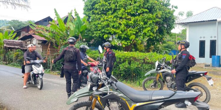 Patroli Humanis Brimob Perkuat Rasa Aman Warga Kelurahan Pentojangan
