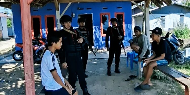 Brimob Hadir Jaga Kondusivitas, Patroli Humanis Pasca Konflik di Buntu Datu