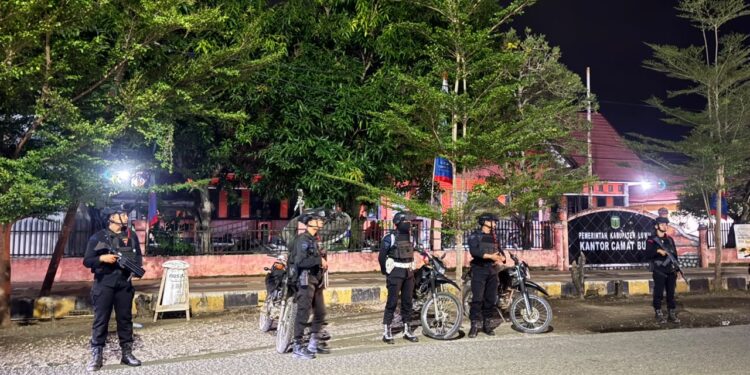 PATROLI HARKAMTIBMAS KOMPI 3 BATALYON D PELOPOR WUJUDKAN SITUASI KAMTIBMAS YANG AMAN DAN KONDUSIF DI KECAMATAN BUA