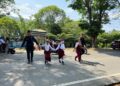 Personel Batalyon D Pelopor Posko Mancani Bantu Pelajar Menyeberang di Jalan Poros Provinsi Sulsel