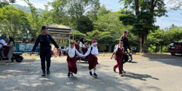 Personel Batalyon D Pelopor Posko Mancani Bantu Pelajar Menyeberang di Jalan Poros Provinsi Sulsel