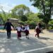 Personel Batalyon D Pelopor Posko Mancani Bantu Pelajar Menyeberang di Jalan Poros Provinsi Sulsel
