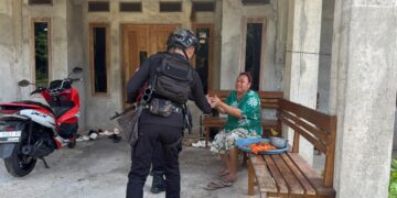 BRIMOB RUTIN PATROLI, WARGA URI MANCANI APRESIASI KEHADIRAN PERSONEL DI TENGAH MASYARAKAT