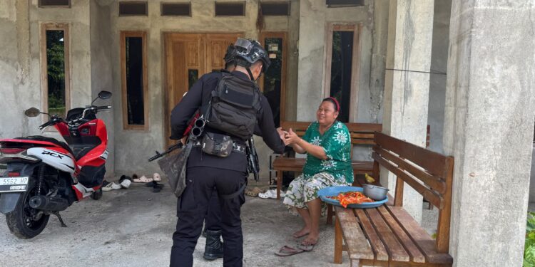 BRIMOB RUTIN PATROLI, WARGA URI MANCANI APRESIASI KEHADIRAN PERSONEL DI TENGAH MASYARAKAT