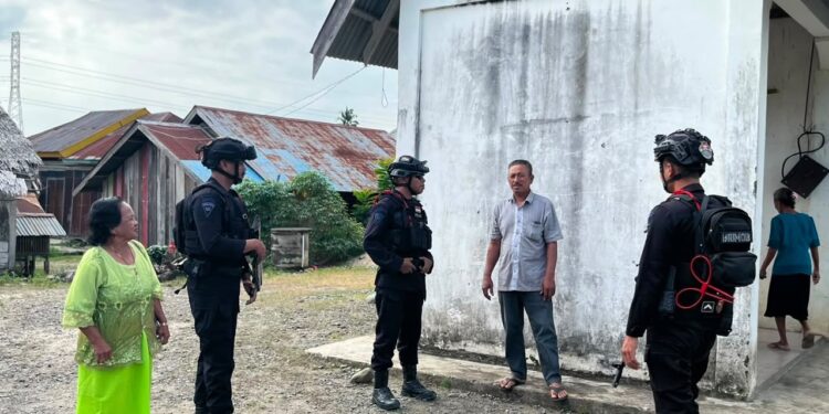 Personel Kompi 3 Batalyon D Pelopor Laksanakan Patroli dan Pengamanan Ibadah Minggu di Gereja Toraja Labokke