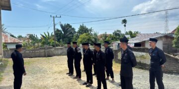 Personel Kompi 3 Batalyon D Pelopor Laksanakan Jumat Bersih di Masjid Nurul Labokke