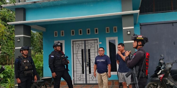 Brimob Hadir Menjaga Kedamaian, Patroli Humanis Pulihkan Rasa Aman di Buntu Datu