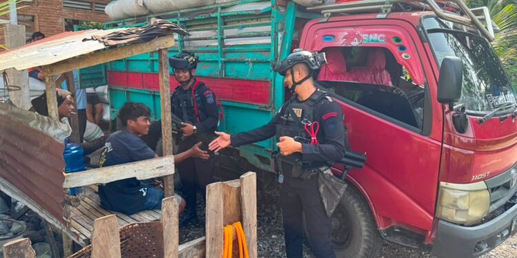 Patroli dan Sambang Warga, Personel Batalyon D Pelopor Pererat Silaturahmi dengan Masyarakat Lingkungan Uri Batu