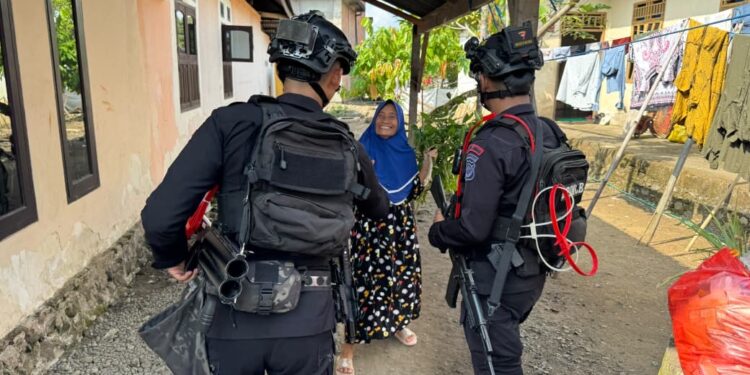 Dekat dengan Warga, Brimob Terus Jaga Kamtibmas di Kelurahan Mancani