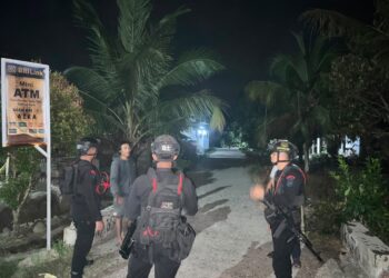 Patroli Malam Humanis, Brimob Hadir Jaga Kamtibmas di Kelurahan Pentojangan