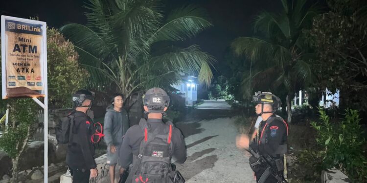 Patroli Malam Humanis, Brimob Hadir Jaga Kamtibmas di Kelurahan Pentojangan