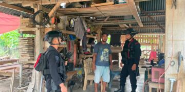 Brimob Perkuat Kedekatan dengan Warga Lewat Patroli Humanis di Kelurahan Pentojangan