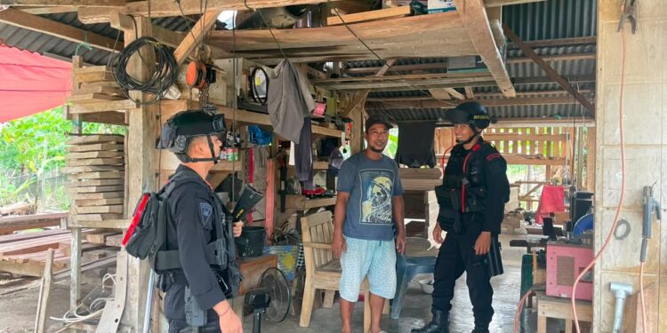 Brimob Perkuat Kedekatan dengan Warga Lewat Patroli Humanis di Kelurahan Pentojangan