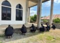 Personel Kompi 3 Batalyon D Pelopor Laksanakan Jumat Bersih di Masjid Nurul Hidayah Labokke