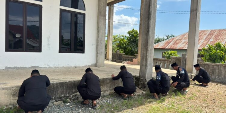 Personel Kompi 3 Batalyon D Pelopor Laksanakan Jumat Bersih di Masjid Nurul Hidayah Labokke