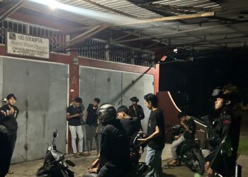 Patroli Humanis Brimob Pererat Kedekatan dengan Warga Buntu Datu dan Batu Walenrang