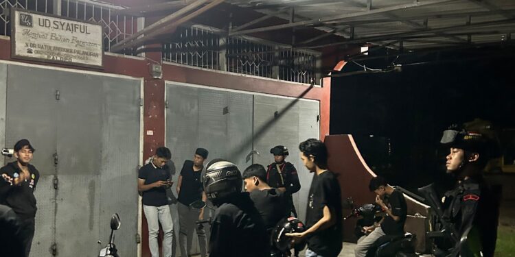 Patroli Humanis Brimob Pererat Kedekatan dengan Warga Buntu Datu dan Batu Walenrang