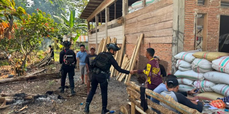 Brimob Menyapa Warga Mancani, Patroli Humanis Pererat Kebersamaan dan Jaga Kamtibmas