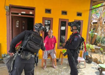 Jaga Stabilitas Kamtibmas, Brimob Patroli dan Rangkul Warga Mancani
