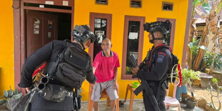 Jaga Stabilitas Kamtibmas, Brimob Patroli dan Rangkul Warga Mancani