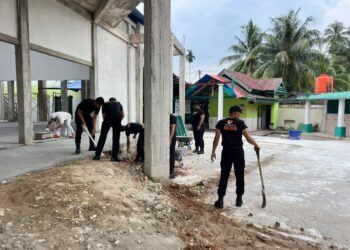 Personel Batalyon D Pelopor Laksanakan Jumat Bersih di Masjid Mariam Baebunta dan Masjid Nurul Ichsan