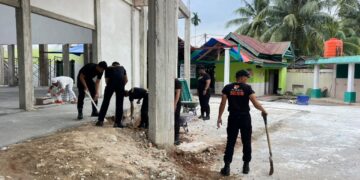 Personel Batalyon D Pelopor Laksanakan Jumat Bersih di Masjid Mariam Baebunta dan Masjid Nurul Ichsan