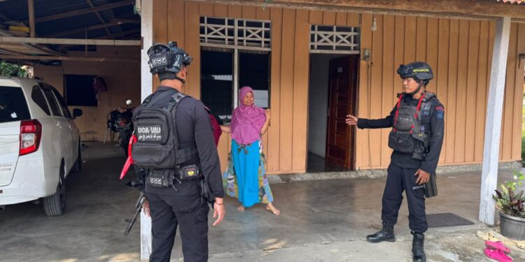 Patroli Rutin Batalyon D Pelopor Perkuat Rasa Aman Warga Mancani