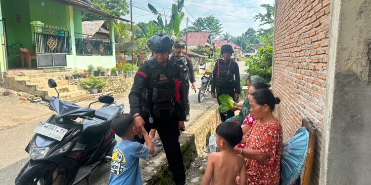 Patroli dan Sambang Brimob Pererat Sinergi dengan Warga Mancani