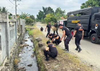 JUM’AT BERSIH, PERSONEL KOMPI 3 BATALYON D PELOPOR LAKSANAKAN BAKTI RELIGI DI MASJID NURUL HIDAYAH LABOKKE