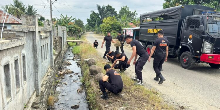 JUM’AT BERSIH, PERSONEL KOMPI 3 BATALYON D PELOPOR LAKSANAKAN BAKTI RELIGI DI MASJID NURUL HIDAYAH LABOKKE