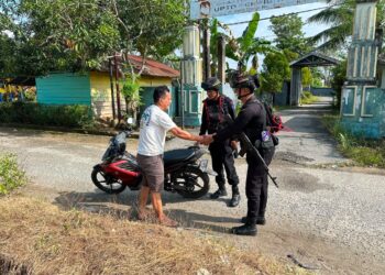 Personel Batalyon D Pelopor Pererat Silaturahmi dengan Warga Mancani Lewat Dialog Kamtibmas