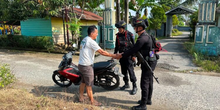 Personel Batalyon D Pelopor Pererat Silaturahmi dengan Warga Mancani Lewat Dialog Kamtibmas