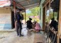 PATROLI HUMANIS, PERSONEL BRIMOB POS PENGAMANAN MANCANI BANGUN KEDEKATAN DENGAN WARGA