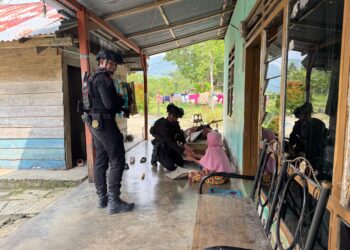 PATROLI HUMANIS, PERSONEL BRIMOB POS PENGAMANAN MANCANI BANGUN KEDEKATAN DENGAN WARGA