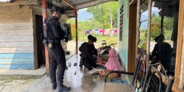 PATROLI HUMANIS, PERSONEL BRIMOB POS PENGAMANAN MANCANI BANGUN KEDEKATAN DENGAN WARGA