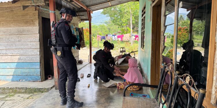 PATROLI HUMANIS, PERSONEL BRIMOB POS PENGAMANAN MANCANI BANGUN KEDEKATAN DENGAN WARGA