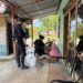 PATROLI HUMANIS, PERSONEL BRIMOB POS PENGAMANAN MANCANI BANGUN KEDEKATAN DENGAN WARGA