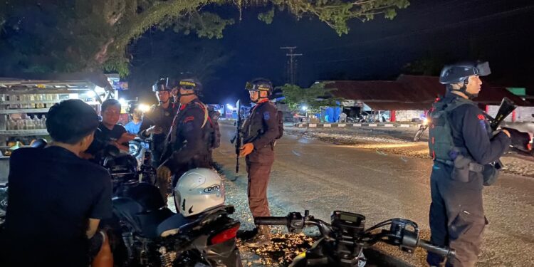 Patroli Harkamtibmas Kompi 3, Wujud Nyata Brimob Hadir Menjaga Keamanan di Kecamatan Bua
