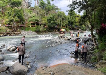 Jaga Keamanan Wisata Alam Wai Tiddo, Personel Brimob Gelar Patroli SAR Humanis