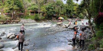 Jaga Keamanan Wisata Alam Wai Tiddo, Personel Brimob Gelar Patroli SAR Humanis