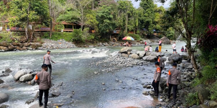 Jaga Keamanan Wisata Alam Wai Tiddo, Personel Brimob Gelar Patroli SAR Humanis