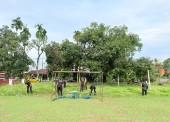 Sinergi TNI–Polri dan Masyarakat Gelar Kerja Bakti Bersihkan Lapangan Sepak Bola Baebunta
