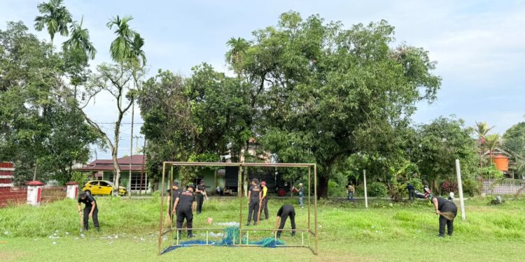 Sinergi TNI–Polri dan Masyarakat Gelar Kerja Bakti Bersihkan Lapangan Sepak Bola Baebunta