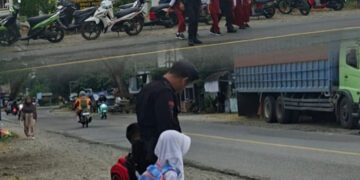Personel Batalyon D Pelopor Bantu Penyeberangan Siswa di Hari Pertama Sekolah