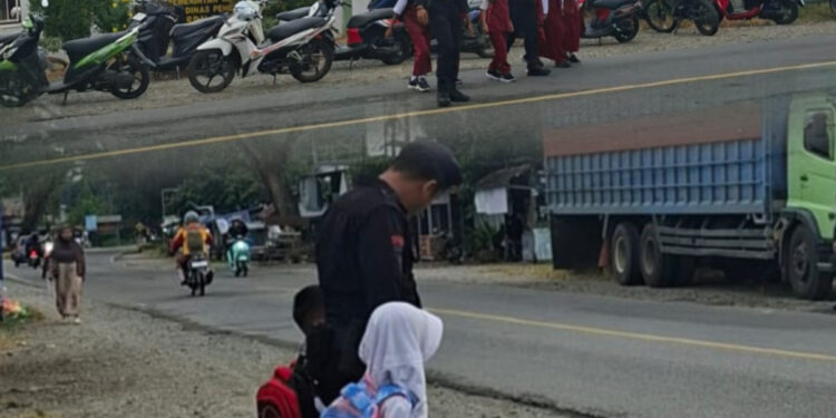Personel Batalyon D Pelopor Bantu Penyeberangan Siswa di Hari Pertama Sekolah
