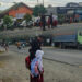 Personel Batalyon D Pelopor Bantu Penyeberangan Siswa di Hari Pertama Sekolah