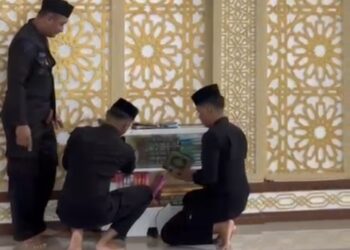 Brimob Batalyon D Pelopor Bersihkan Masjid, Wujud Kepedulian Sambut Salat Jumat