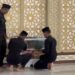 Brimob Batalyon D Pelopor Bersihkan Masjid, Wujud Kepedulian Sambut Salat Jumat